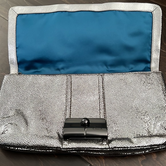 🆕 Large Coach Clutch - Picture 9 of 10